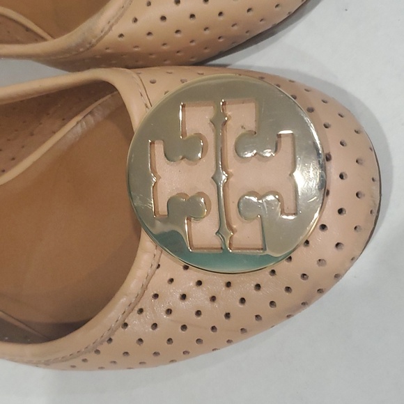 Tory Burch Reva Perforated Leather Ballet Flats Nude/Sable Gold Logo US 9 - Picture 2 of 9